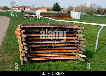 Une pile d'haies à l'hippodrome de Warwick, Warwickshire, Royaume-Uni Banque D'Images