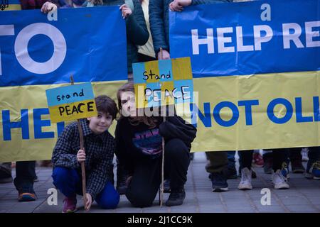 Édimbourg. Écosse, Royaume-Uni. 24th mars 2022. Les membres du public se réunissent à la Mutte d'Édimbourg pour soutenir l'Ukraine. Pic Credit: Pako Mera/Alay Live News Banque D'Images