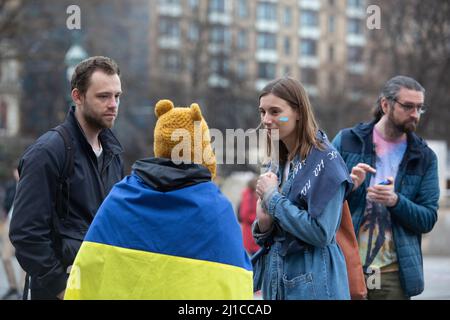 Édimbourg. Écosse, Royaume-Uni. 24th mars 2022. Les membres du public se réunissent à la Mutte d'Édimbourg pour soutenir l'Ukraine. Pic Credit: Pako Mera/Alay Live News Banque D'Images