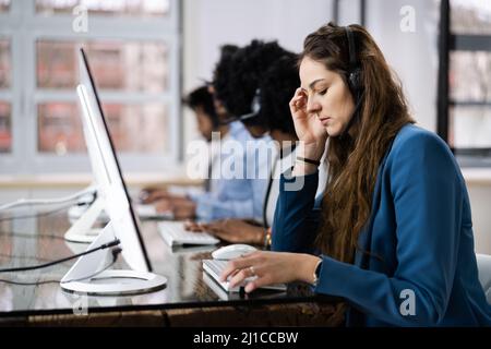 Triste stress client appeler agent du centre de service Banque D'Images