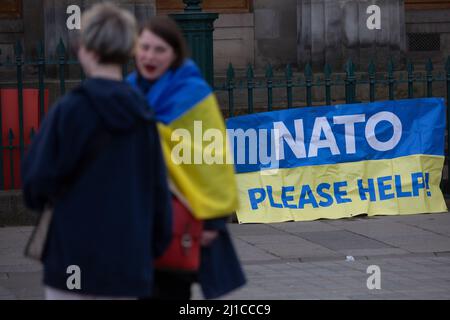 Édimbourg. Écosse, Royaume-Uni. 24th mars 2022. Les membres du public se réunissent à la Mutte d'Édimbourg pour soutenir l'Ukraine. Pic Credit: Pako Mera/Alay Live News Banque D'Images