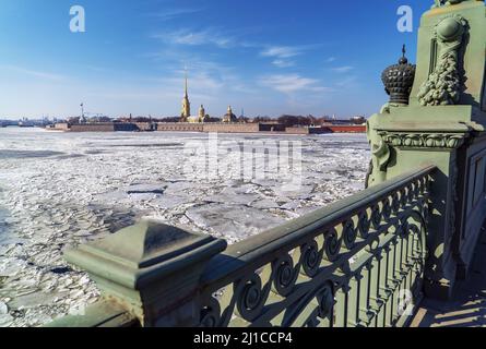 Dérive printanière de glace sur la rivière Neva à Saint-Pétersbourg. Banque D'Images