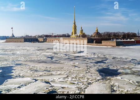 Dérive printanière de glace sur la rivière Neva à Saint-Pétersbourg. Banque D'Images