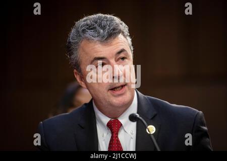 Steve Marshall, procureur général de l’État d’Alabama, présente sa déclaration d’ouverture le quatrième jour des Jacksonâs audiences de nomination du juge Ketanji Brown au Sénat pour être juge associé de la Cour suprême des États-Unis, dans l’édifice Hart Senate à Washington, DC, le jeudi 24 mars 2022. Crédit : Rod Lamkey/CNP Banque D'Images