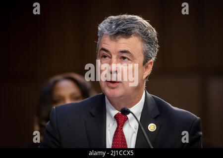 Steve Marshall, procureur général de l’État d’Alabama, présente sa déclaration d’ouverture le quatrième jour des Jacksonâs audiences de nomination du juge Ketanji Brown au Sénat pour être juge associé de la Cour suprême des États-Unis, dans l’édifice Hart Senate à Washington, DC, le jeudi 24 mars 2022. Crédit : Rod Lamkey/CNP Banque D'Images