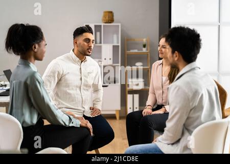 Deux personnes jeune homme consolant pendant la session de thérapie de groupe Banque D'Images