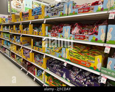 Présentoirs et allées de vente au détail saisonniers de Pâques dans un magasin Target de la banlieue de Chicago. Banque D'Images