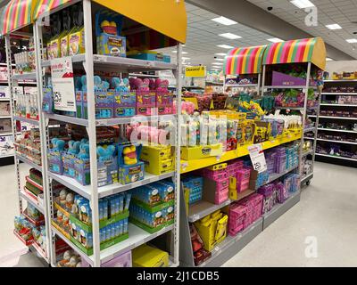 Présentoirs et allées de vente au détail saisonniers de Pâques dans un magasin Target de la banlieue de Chicago. Banque D'Images