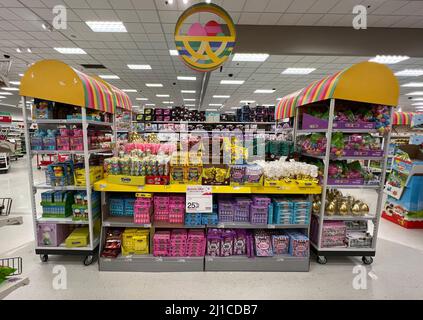 Présentoirs et allées de vente au détail saisonniers de Pâques dans un magasin Target de la banlieue de Chicago. Banque D'Images