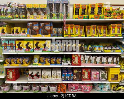 Présentoirs et allées de vente au détail saisonniers de Pâques dans un magasin Target de la banlieue de Chicago. Banque D'Images