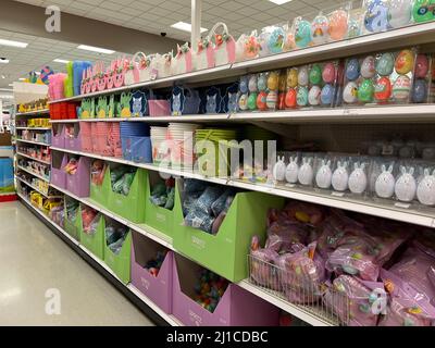 Présentoirs et allées de vente au détail saisonniers de Pâques dans un magasin Target de la banlieue de Chicago. Banque D'Images