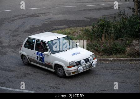 Un gros plan d'un Renault 5 GT Turbo en 9 Lloret de Mar Asphalt Rally Banque D'Images