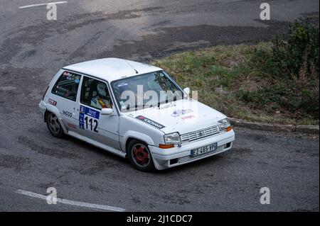 Un gros plan d'un Renault 5 GT Turbo en 9 Lloret de Mar Asphalt Rally Banque D'Images