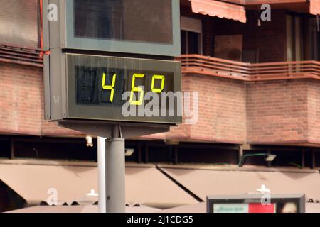 Termómetro callejero en una calle marcando 44 grados celsius Banque D'Images