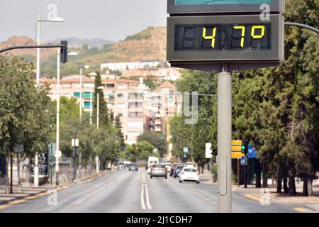 Termómetro callejero en una calle marcando 47 grados celsius Banque D'Images