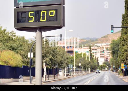 Termómetro callejero en una calle marcando 50 grados celsius Banque D'Images