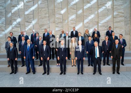 Bruxelles, Belgique. 24th mars 2022. Le président américain Joe Biden représente une photo de groupe avec les membres de l'OTAN lors d'un sommet extraordinaire de l'OTAN au siège de l'OTAN, le 24 mars 2022 à Bruxelles, Belgique. Biden espère que les alliés européens continueront d'augmenter la pression sur la Russie alors que l'Ukraine marque un mois depuis l'invasion. Crédit : Adam Schultz/White House photo/Alay Live News Banque D'Images