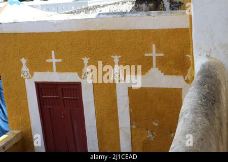 IZAMAL, YUCATAN, MEXIQUE - 31 OCTOBRE 2016 détail des portes et de la décoration dans la ville de collines Banque D'Images