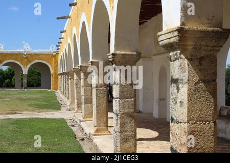 IZAMAL, YUCATAN, MEXIQUE - 31 OCTOBRE 2016 détail de la principale arcade du couvent de la ville des collines Banque D'Images