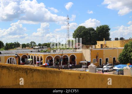 IZAMAL, YUCATAN, MEXIQUE - 31 OCTOBRE 2016 panorama des rues placidées de la ville jaune Banque D'Images