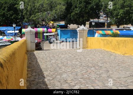 IZAMAL, YUCATAN, MEXIQUE - 31 OCTOBRE 2016 la ville des collines et les portes d'entrée du monastère Banque D'Images