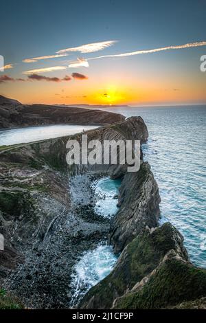 Lulworth Cove et Stair Hole au lever du soleil à Dorset, Jurassic Coast, Angleterre, Royaume-Uni Banque D'Images