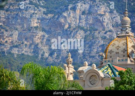 Un gros plan des décorations et sculptures du toit de l'Opéra de Monte-Carlo à Monaco Banque D'Images