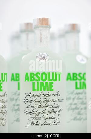 Bouteilles de vodka suédois Absolut Lime. Bouteilles de Vodka Absolut Lime sur une étagère d'une boutique hors taxes à l'aéroport de Dubaï. 12,02,2022, Dubaï, Émirats arabes Unis Banque D'Images