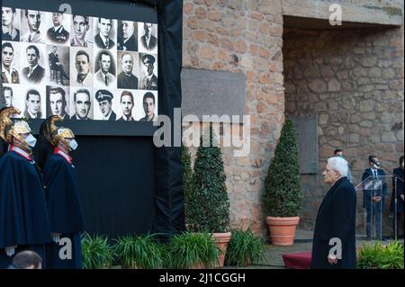 Rome, Italie. 24th mars 2022. Le Président de la République, Sergio Mattarella, ainsi que les présidents du Sénat et de la Chambre, Elisabetta Casellati et Roberto Fico, et le Ministre de la défense, Lorenzo Guérini, ont participé à la cérémonie commémorative du 78th anniversaire du massacre de la Fosse Ardeatine à Rome. Ils ont tué 335 civils et militaires, des prisonniers politiques, des juifs, des prisonniers communs. Crédit : Agence photo indépendante/Alamy Live News Banque D'Images