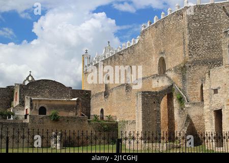 IZAMAL, YUCATAN, MEXIQUE - 31 OCTOBRE 2016 la ville de collines murs et de chemins de fer Banque D'Images