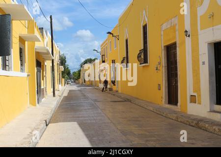 IZAMAL, YUCATAN, MEXIQUE - 31 OCTOBRE 2016 la ville jaune déserte des rues étroites Banque D'Images