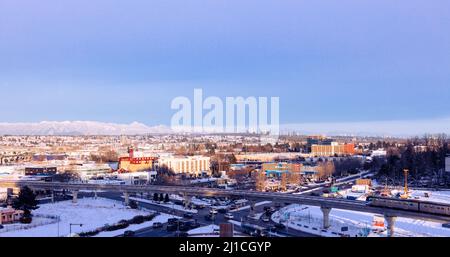 Vue aérienne d'un paysage urbain sur fond bleu clair du ciel Banque D'Images