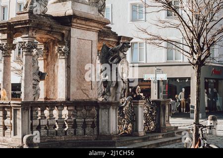 Une vue panoramique sur une statue et une fontaine de style gothique historique dans la ville bavaroise de Straubing en Allemagne Banque D'Images