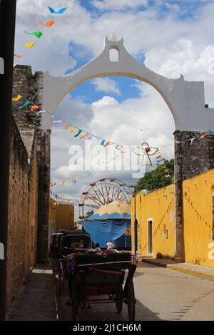 IZAMAL, YUCATAN, MEXIQUE - 31 OCTOBRE 2016 la ville jaune déserte des rues avec des drapeaux Banque D'Images