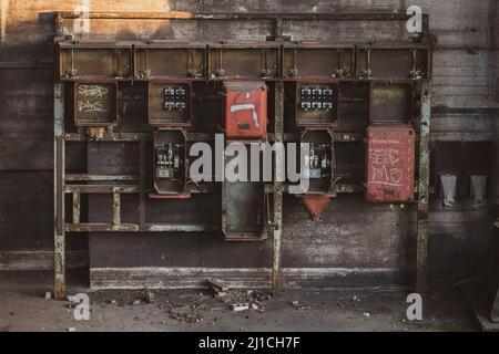 Une ancienne carte de distribution électrique sur le site industriel de Phoenix West à Dortmund, en Allemagne Banque D'Images