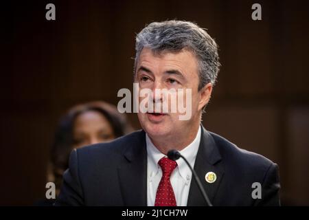 Washington, États-Unis d'Amérique. 24th mars 2022. Steve Marshall, procureur général de l'État d'Alabama, présente sa déclaration d'ouverture le quatrième jour des audiences de nomination au Sénat du juge Ketanji Brown Jackson à titre de juge associé de la Cour suprême des États-Unis, dans le Hart Senate Office Building à Washington, DC, le jeudi 24 mars 2022. Crédit: Rod Lamkey/CNP/Sipa USA crédit: SIPA USA/Alay Live News Banque D'Images