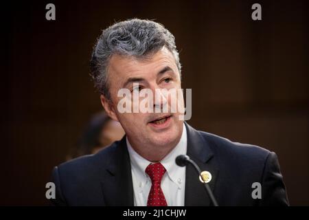 Washington, États-Unis d'Amérique. 24th mars 2022. Steve Marshall, procureur général de l'État d'Alabama, présente sa déclaration d'ouverture le quatrième jour des audiences de nomination au Sénat du juge Ketanji Brown Jackson à titre de juge associé de la Cour suprême des États-Unis, dans le Hart Senate Office Building à Washington, DC, le jeudi 24 mars 2022. Crédit: Rod Lamkey/CNP/Sipa USA crédit: SIPA USA/Alay Live News Banque D'Images