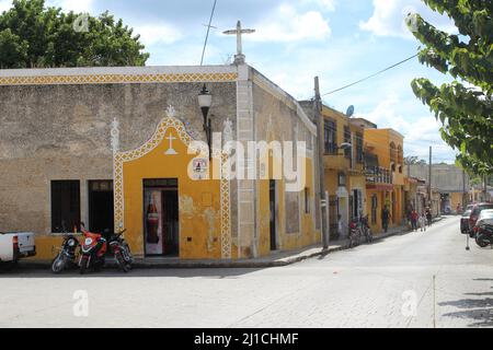 IZAMAL, YUCATAN, MEXIQUE - 31 OCTOBRE 2016 la ville jaune vide rues Banque D'Images