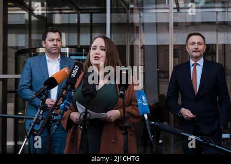 Berlin, Allemagne. 24th mars 2022. Les dirigeants des feux de circulation en face du Reichstag à Berlin ont parlé d'un plan de secours en réponse aux prix de l'énergie en Allemagne. (Credit image: © Ralph Pache/PRESSCOV via ZUMA Press Wire) Banque D'Images