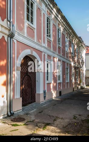 Ancienne porte en bois dans la partie inférieure de la forteresse Petrovaradin. Banque D'Images