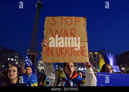 Londres, Royaume-Uni. 24th mars 2022. Les manifestants se sont rassemblés sur la place Trafalgar en solidarité avec l'Ukraine à l'occasion du mois anniversaire de l'invasion russe. Credit: Vuk Valcic/Alamy Live News Banque D'Images