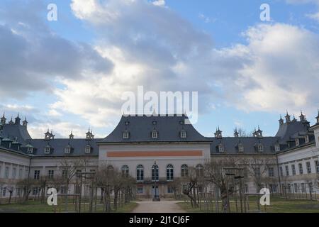 Vue sur le nouveau palais de Schloss Pillnitz à Dresde Banque D'Images