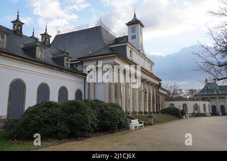 Le nouveau Palais à Schloss Pillnitz à Dresde sur l'Elbe, côté parc à entrée principale Banque D'Images