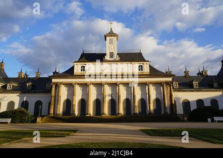 Vue sur le nouveau palais de Schloss Pillnitz à Dresde Banque D'Images