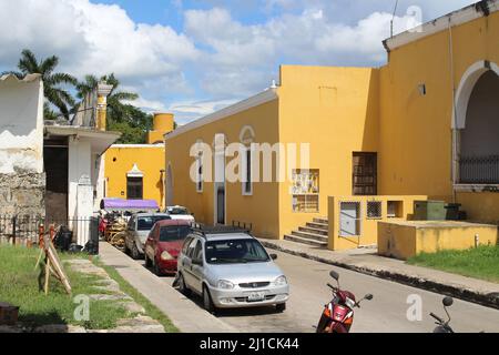 IZAMAL, YUCATAN, MEXIQUE - 31 OCTOBRE 2016 la ville jaune des rues placidées avec des voitures Banque D'Images