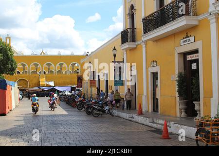 IZAMAL, YUCATAN, MEXIQUE - 31 OCTOBRE 2016 la ville jaune calme et ombragée rues Banque D'Images