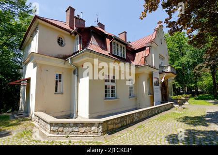 Zakopane, Pologne - 13 juin 2015: La villa construite dans le style d'un manoir pour la famille Kozianski, par le projet de Waclaw Ryttel en 1924, maintenant Banque D'Images