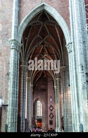 Un cliché vertical de l'entrée voûtée de la cathédrale Saint-Bavon à Gand, en Belgique Banque D'Images