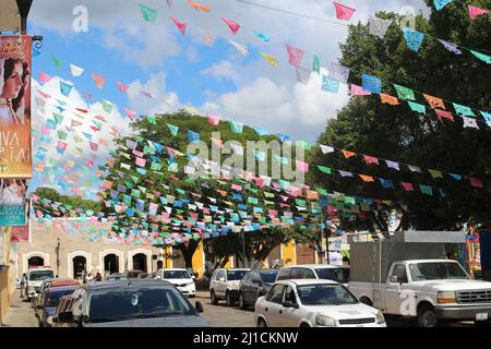 IZAMAL, YUCATAN, MEXIQUE - 31 OCTOBRE 2016 les rues jaunes de la ville avec des drapeaux Banque D'Images