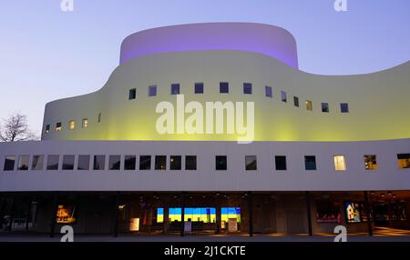 Le théâtre Düsseldorfer Schauspielhaus en Allemagne, illuminé dans les couleurs du drapeau ukrainien. Banque D'Images